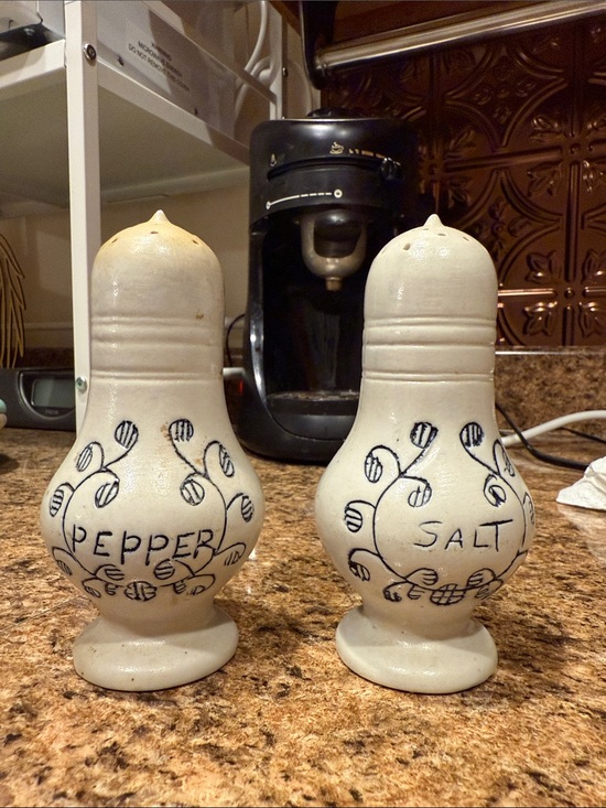 Other - Vintage Pfaltzgraff Salt and Pepper Ceramic Shakers -